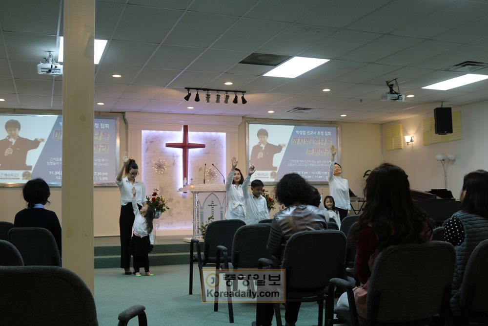 지난해 12월 박성업 선교사 초청 집회에 앞서 예수로교회 찬양팀이 공연을 하고 있다. 