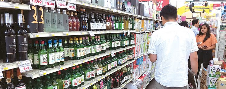 한국 소주가 단순히 알코올 도수를 달리했던 과거 전략에서 벗어나 이제는 다양한 맛과 향을 가미하고 고급 증류식 제품까지 선보이는 등 진화해 나가고 있다. 