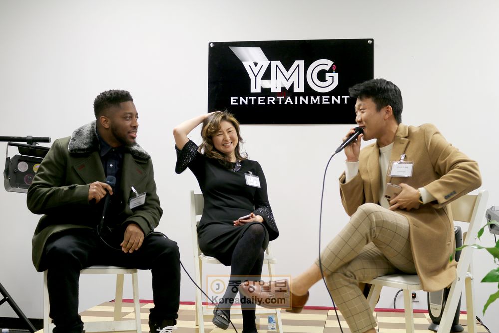 코미디언 존리의 재치만점 진행에 헤더 김 YGM 대표와 엘비스 윌리엄스 프로듀서가 미소짓고 있다. 