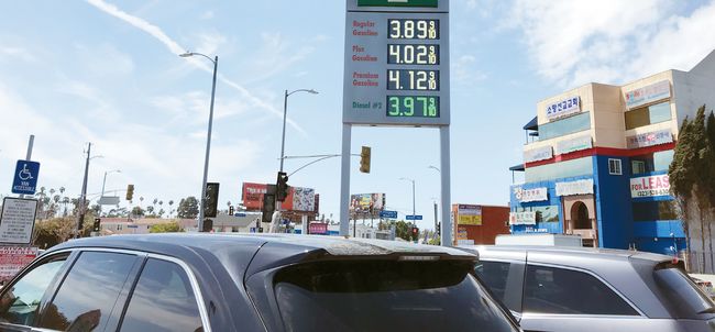 남가주의 개스값이 갤런당 평균 3.91달러를 기록한 9일 LA 한인타운의 한 주유소에 옥탄가가 높은 고급 개솔린 가격이 최고 4.12달러라고 표시돼 있다.
