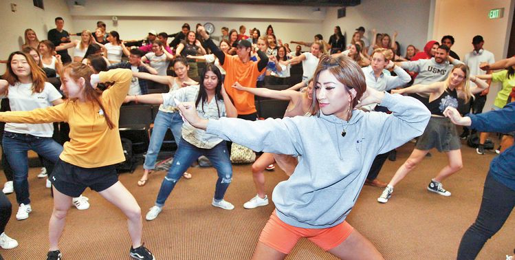 24일 USC에서 개최된 K팝 포럼 및 댄스워크숍에서 학생들이 K팝 안무를 배우고 있다. 김상진 기자