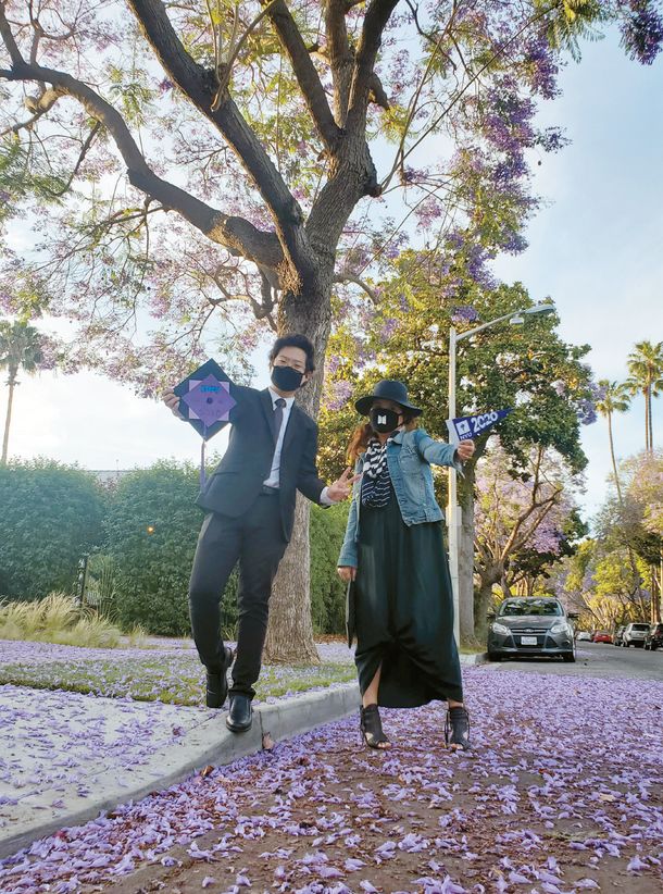 이한웅 군이 학교(NYU) 상징색과 똑같은 보라빛 자카란다 나무 아래서 어머니와 함께 졸업 축하 점프를 하고 있다. [사진=이한웅 가족 제공]