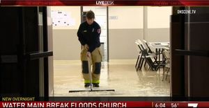 팔로마 한인교회에 긴급 출동한 소방관이 본당 건물에서 물을 빼내는 작업을 하고 있다.<NBC 샌디에이고 뉴스화면 캡처>