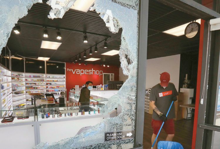 LA한인타운 8가의 옥스포드 센터의 전자담배 판매업소 등 4~5개 업소가 전날 자정께 약탈자들의 공격을 받았다.