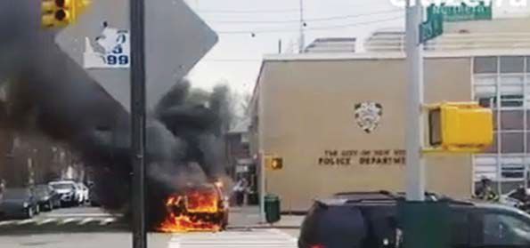 퀸즈 베이사이드 노던블러바드 215스트리트의 111경찰서 앞에 주차돼 있던 경찰 차량에 불이 붙어 검은 연기가 주변 지역을 뒤덮고 있다. [NBC NY 캡쳐]