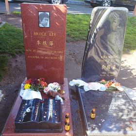 이소룡 부자의 묘소. 전설의 무게감이 절로 느껴진다. 이소룡의 처가가 있는 시애틀 레이크뷰 묘지에 안장되어 있다.