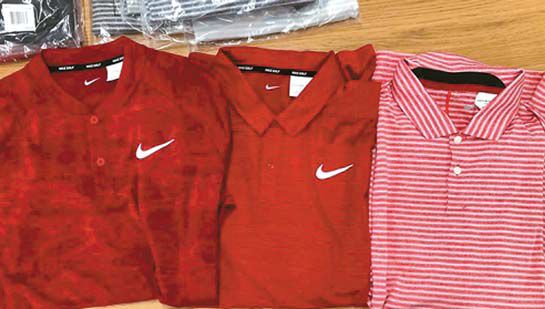 타이거 우즈의 붉은색 셔츠. 파머스 인슈어런스 오픈 최종일에 입은 셔츠(오른쪽)은 분홍색이 가깝지만 나이키는 '체육관 붉은색'(Gym Red)라고 밝혔다. [나이키 트위터]