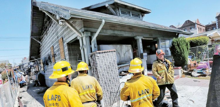 LA 한인타운 하버드와 샌마리노 인근의 한인 노부부 집이 불법 불꽃놀이로 인한 화재로 모두 타버렸다. 옆집인 한인 목사의 뒤채 역시 화재 피해를 입었다.  김상진 기자  