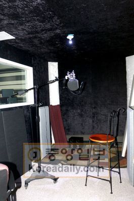 스튜디오 한켠에 자리한 녹음실. 