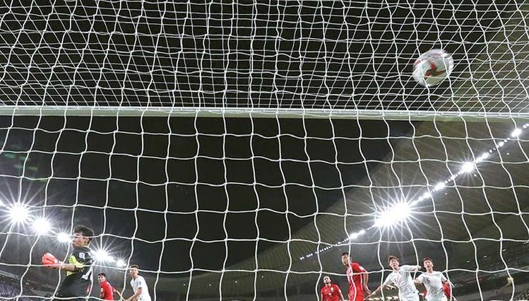 11일 아랍 에미리트 공화국의 알아인 하자 빈 자예드 스타디움서 벌어진 2019년 아시안컵 C조 2차전 키르기스스탄과의 경기에서 김민재가 날린 헤딩슛이 네트를 가르고 있다. [연합]