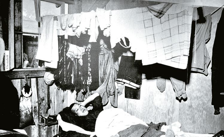방문자 센터에서는 22분 가량의 ‘만자나를 기억하며(Remembering Manzanar)’라는 영화가 30분마다 상영된다. 당시 수용된 일본계 미국인이 막사에서 생활하는 모습을 찍은 사진.  