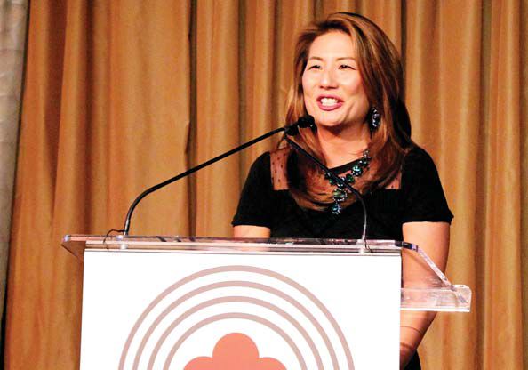 18일 맨해튼 더피에르 호텔에서 열린 아시안아메리칸연맹 30주년 기념 갈라에서 '스피릿오브아시안아메리카(Spirit of Asian America)'상을 수상한 안젤라 변 씨가 수상 소감을 밝히고 있다.