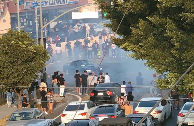 매주 일요일 오후 5시쯤 피코 불러바드/알링턴 애비뉴 교차로를 점거한 채 불법 차량경주를 벌이는 운전자와 구경꾼들.