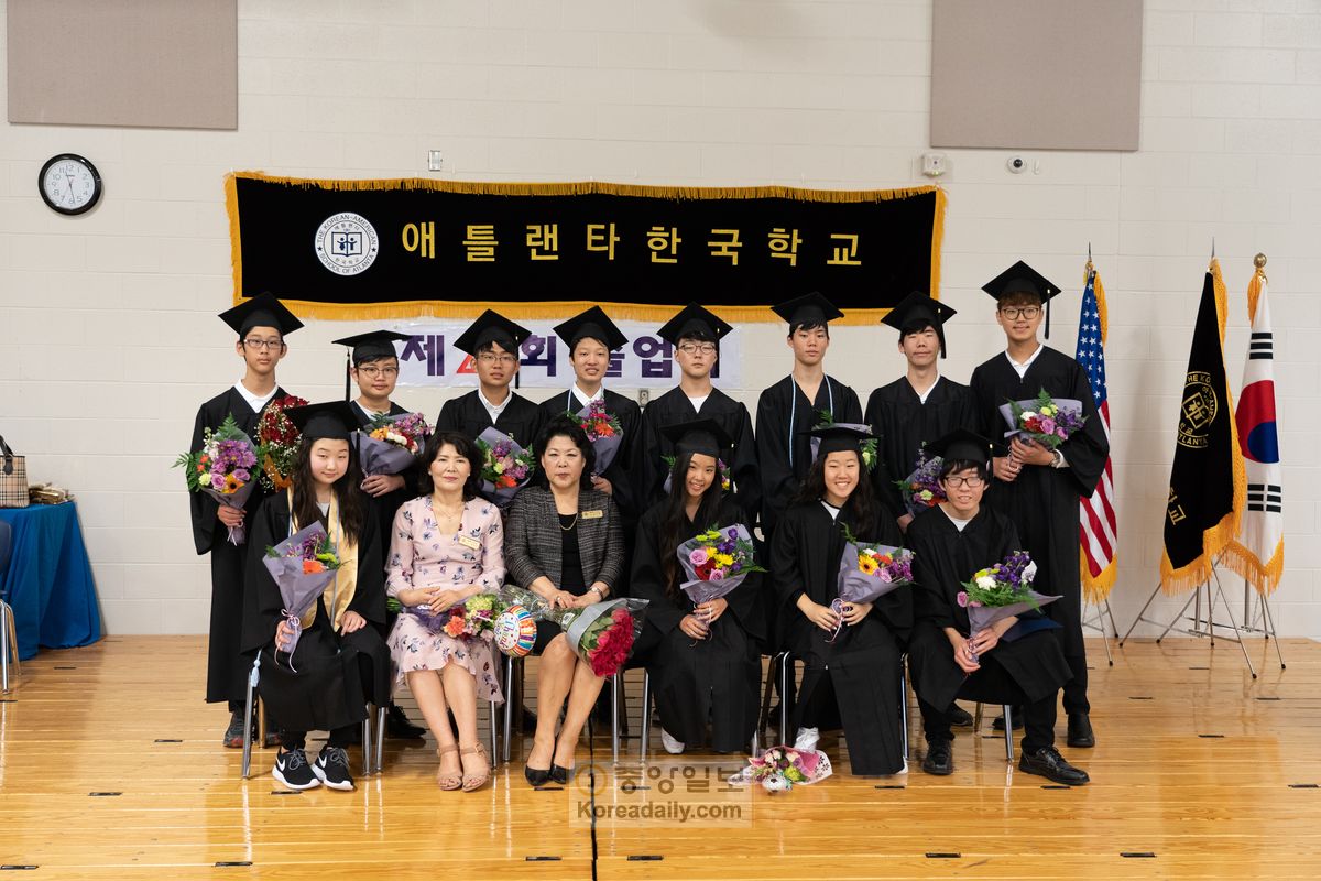 12일 애틀랜타 한국학교 제24회 졸업생들과 학교 관계자들이 졸업 기념사진을 찍고 있다.