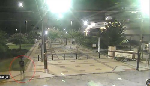 경찰이 공개한 CCTV 영상에서 용의자가 총격 현장을 이탈하고 있다. [애틀랜타 경찰] 