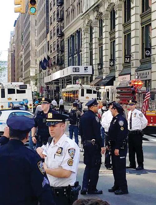 24일 맨해튼 한인타운 인근 맨홀에서 화재·폭발 사고가 발생해 뉴욕시 경찰, 소방대원 등이 현장을 수습하고 있다.