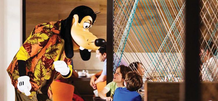 올랜도 월트 디즈니 월드는 온가족이 함께 여행을 하기에 좋은 곳이다. 디즈니 만화 캐릭터 구피가 어린이들과 이야기를 나누고 있다. [사진 brandUSA]