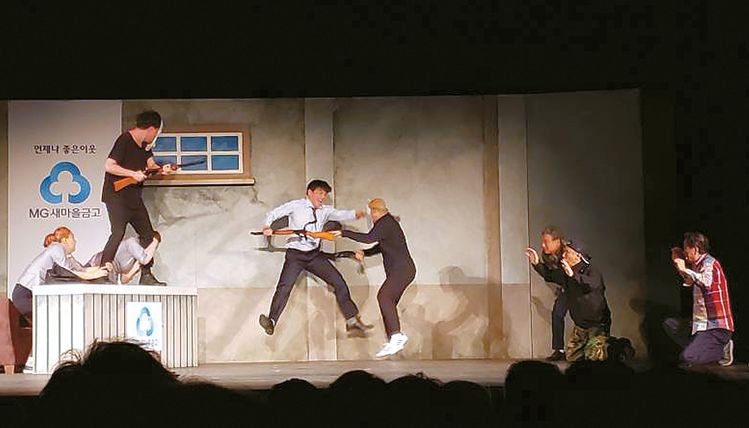 지난 30일 윌셔이벨극장 무대에 오른 연극 할배열전의 배우들이 열연하고 있다. 