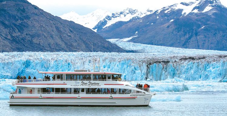 스탠 스티븐스 크루즈에 올라 사방이 얼음으로 가득 찬 바다 사이를 항해하면 알래스카의 차가운 아름다움과 뜨거운 생명력을 만끽할 수 있다. [아주투어 제공]