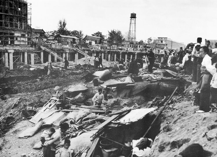 1960년 10월 청계천 복개공사를 위해 주변의 판자촌이 철거되고 있는 모습. [연합] 
