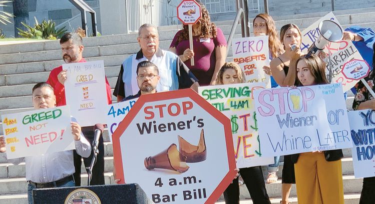 LA시의회가 술판매 판매시간 연장에 반대하는 결의안을 심의하는 동안 시민단체 회원들이 LA시청계단에서 술 판매 시간 연장에 반대한다는 시위를 하고 있다. [FOX TV 캡쳐]