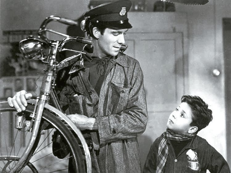 영화 '자전거 도둑'은 전쟁이 휘몰아치고 간 패전 후 대공황에 잠긴 이탈리아 사회상을 보여준다.