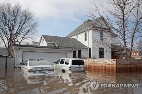 해빙 등으로 인한 중서부 지역의 홍수 피해가 6월까지 계속될 전망이다. 사진은 홍수에 잠긴 주택. [AP=연합] 