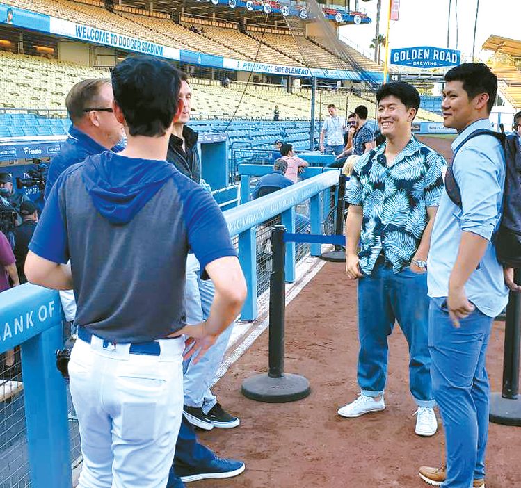김병현이 지난 17일 LA 다저스타디움서 경기전 다저스 관계자와 담소를 나누고 있다. 아랫쪽 작은 사진은 데이브 로버츠 감독과 인터뷰를 하고 있는 모습. [사진=이승권 기자·김병현 SNS 캡처]