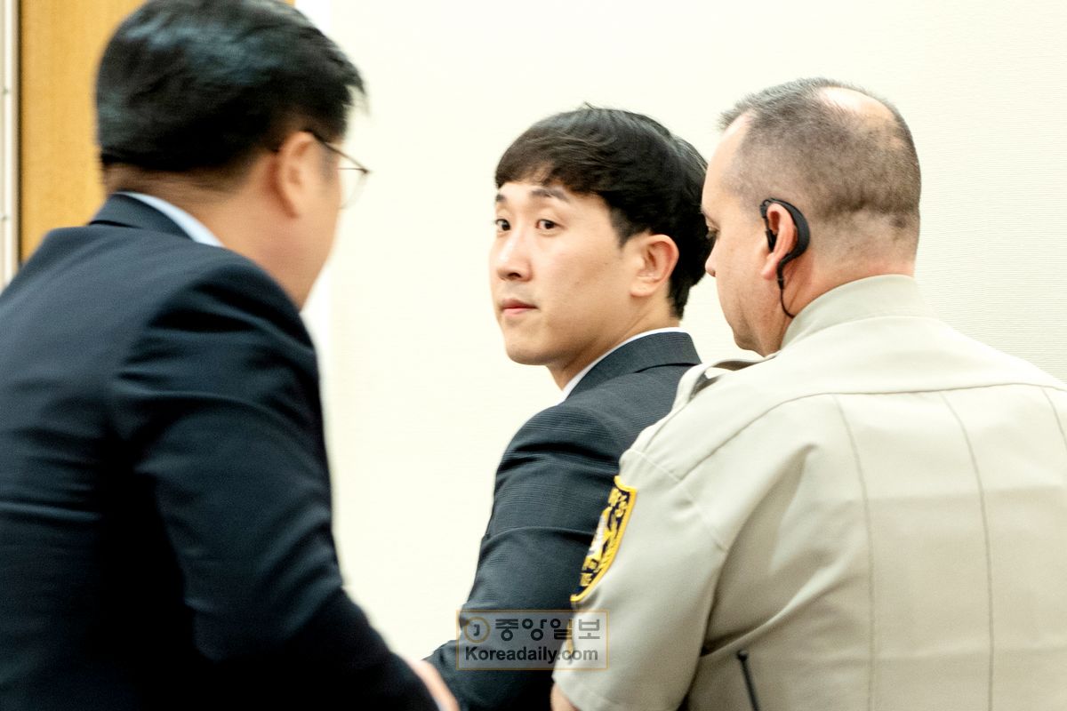 11일 귀넷수피리어 법원에서 살인혐의로 무기징역을 선고받은 박동수 씨가 판사의 형량 선고 후 법정에서 수감되고 있다.