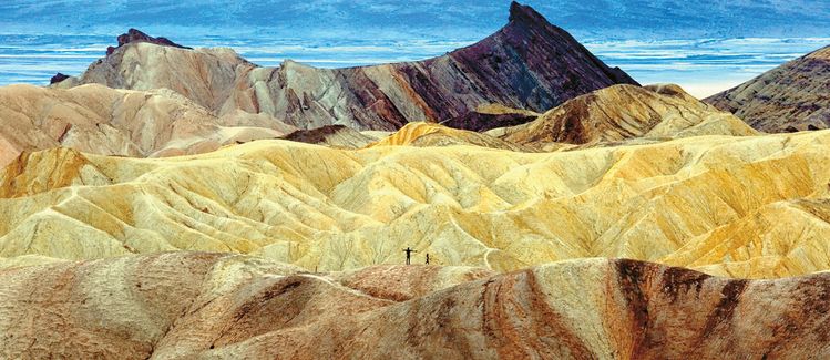 자브리스키 포인트(Zabriskie Point)는 데스 밸리의 절경 중 한 곳이다. 이곳은 데스 밸리가 만들어지기 전인 500만 년 전에 메말라 버린  퍼니스 크릭 레이크에서 흘러온 침전물들로 형성되었다. 이 침전물들이 색상을 가진 미로 형태의 계곡으로 식물이 자랄 수 없는 황무지이다. 데스 밸리에서 일출과 일몰이 가장 황홀한 광경을 보여주는 곳이다. 자브라스키 포인트 반대편 파나민트 레인지(Panamint Range)의 아름다운 모습도 장관이다.