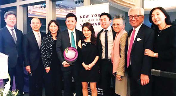 팰팍 성모안과병원의 대니얼 김 원장(왼쪽 네 번째)은 9일 맨해튼서 열린 뉴욕신학대학원 연례만찬 행사에서 전세계 및 동포사회 어려운 이웃들의 안과질환을 치료하기 위해 헌신한 공로로 '도시천사상'을 수상했다. [사진 팰팍 성모안과병원]