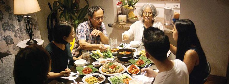 가족들이 한 상에 둘러 앉아 한국 음식을 먹으며 도란 도란 이야기를 나누고 있다. 평소 갈등을 겪었던 가족들도 이 시간만큼은 맛있는 음식을 먹으며 사랑을 나눈다. [사진 제비프로덕션]