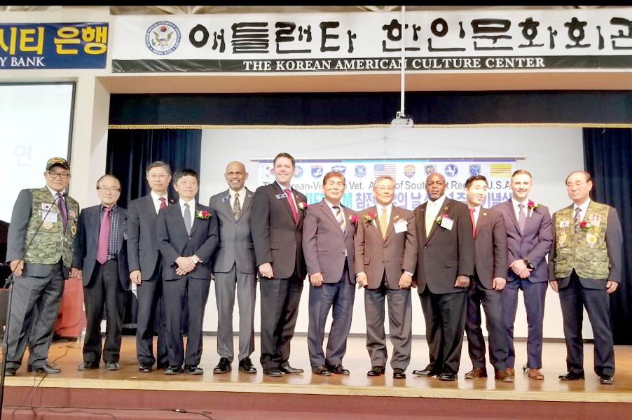 시노즈카 다카시 총영사(왼쪽 네번째)가 지난 23일 애틀랜타 한인회관에서 열린 ‘한국군 월남 참전전우의 날’ 1주년 기념식에 주요 내빈들과 나란히 단상에 서서 사진 촬영을 하고 있다.   