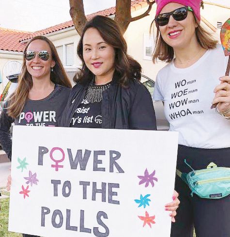신디 오티슨 LA 14지구 시의원 후보(가운데)가 자원봉사자와 함께 여성 인권을 강조하는 플래카드를 들어보이고 있다. [신디 오티슨 캠프 페이스북]