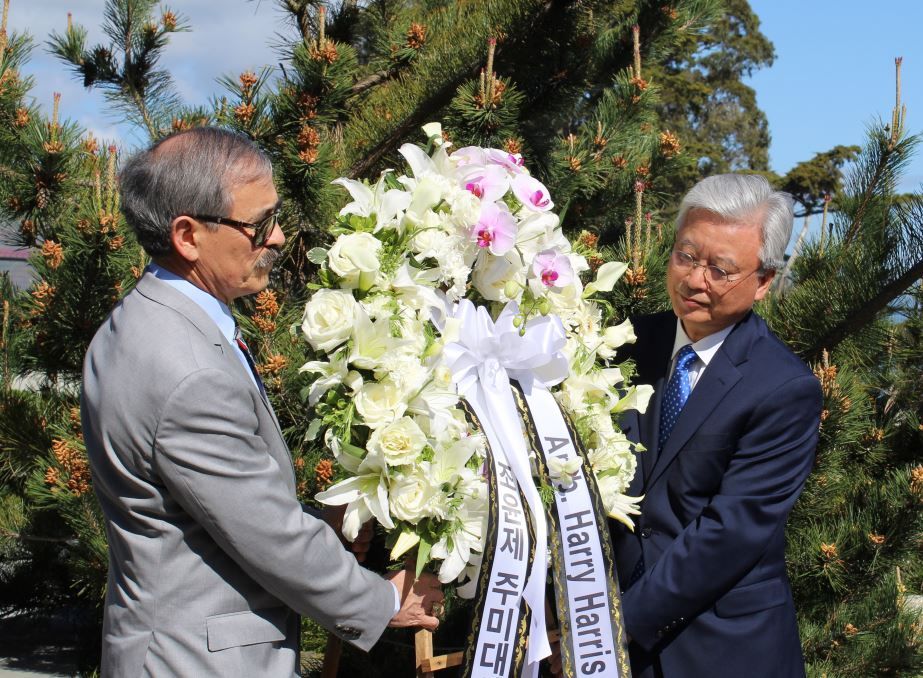 조윤제 주미대사와 해리스 주한대사가 SF 프레시디오공원 내에 건립된 한국전참전기념비를 방문해 공동헌화를 하고 있다.