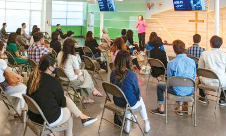최근 열린 ‘베델 클래시컬 아카데미’ 설명회 참석자들이 학교 측 관계자의 설명에 귀를 기울이고 있다. [베델교회 제공]
