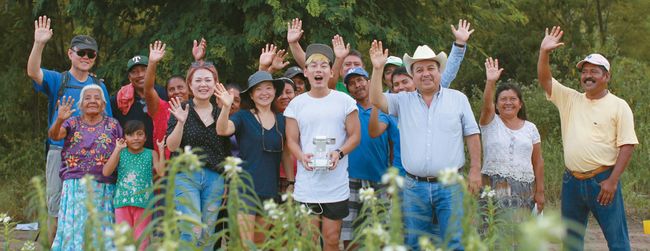 멕시코 남부 와하까 현지 협동조합인 에코티에라 조합원들이 꽃 핀 참깨밭 너머로 현지 농부들과 한인들이 한자리에 모였다. [뿌라 콜렉티브 제공] 