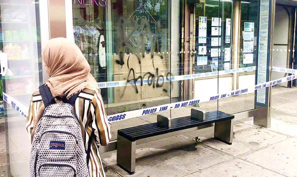 브루클린 브라이튼비치의 한 버스 정류장에 아랍인에 대한 인종혐오 낙서가 돼 있어 경찰이 수사에 나섰다. [체임 도이치 뉴욕시의원 트위터 캡처]