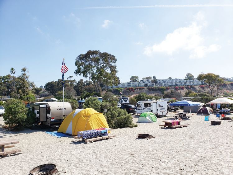 데이나포인트에 위치한 도헤니 해변 캠핑장. 해변과 캠핑장이 맞닿아 있다.   