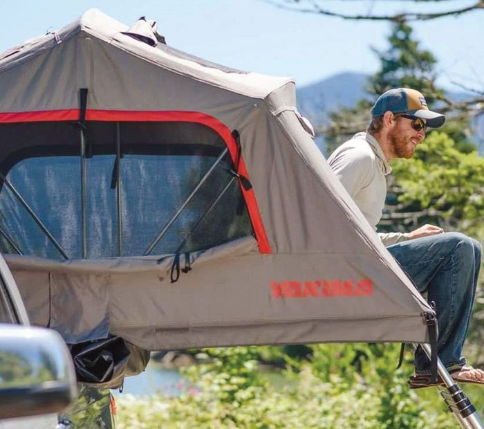 올여름 캠핑의 질을 올려줄 최신 캠핑용품들이 각광을 받고 있다. 차량 지붕 위에 설치하는 야키마(Yakima)사의 텐트.