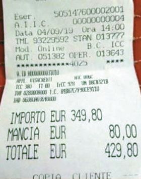 일본인 여행객이 바가지 쓴 식당 계산서. 음식값 349.80유로에 팁 80유로. 