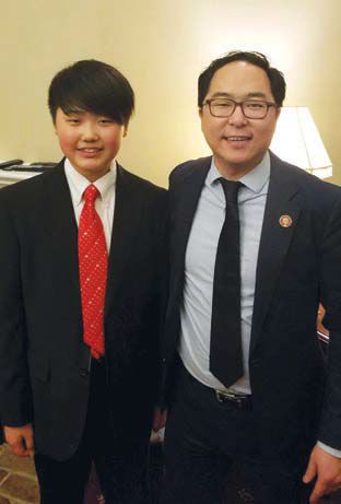 왼쪽 정제이 학생(왼쪽)과 앤디 김 의원