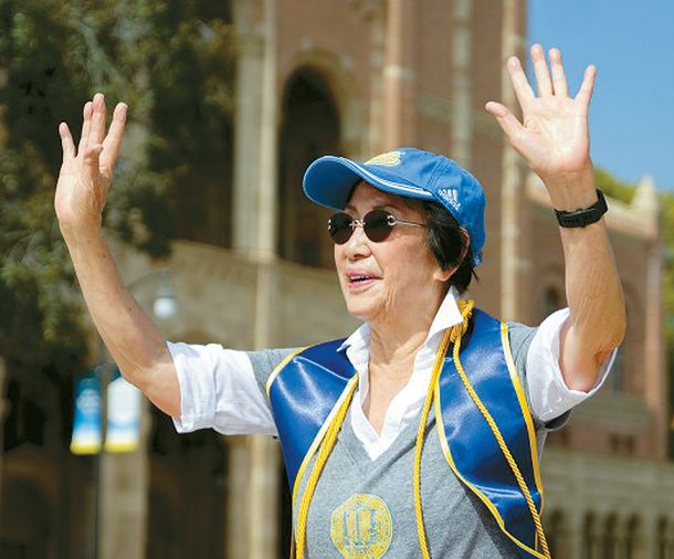 30여 년만에 UCLA를 졸업한 시몬스 킹 할머니가 교정에서 손을 흔들고 있다. [데일리 브루인 캡처]