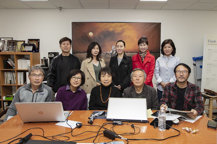 중앙일보에서 주최하는 가족사진 이벤트를 준비하기 위해서 남가주사진작가협회 회원들이 모였다. 아랫줄 오른쪽이 김상동 회장.