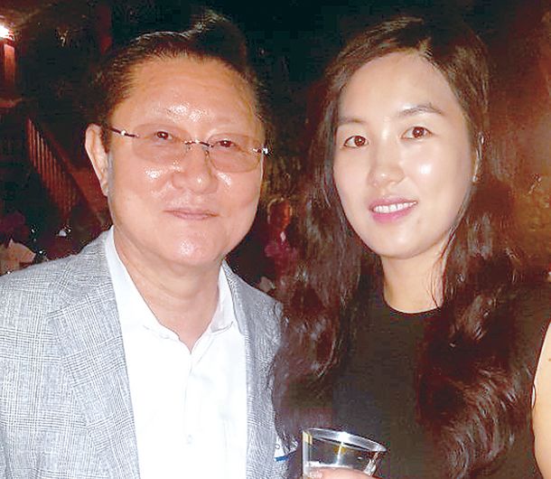강일한 LA한인 상공회의소 이사장(왼쪽)이 지난 9일 자택에서 주최한 미셸 박 스틸 하원의원 후보자 기금모금 행사에서 부인 그레이스와 함께 포즈를 취하고 있다.  