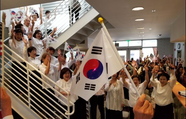 SV한인회가 주관한 74주년 광복절 행사에서 참석자들이 함께 만세삼창을 외치고 있다.