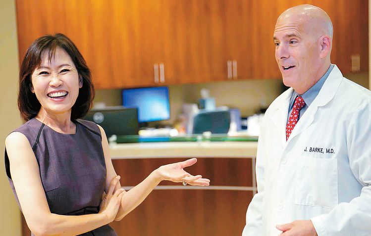 캘리포니아 연방하원 48지구 선거에 출마한 미셸 박 스틸 후보(왼쪽)가 지역구 병원을 방문해 유권자인 의사에게 한표를 부탁하며  웃고 있다. [미셸 박 스틸 캠프 제공]    