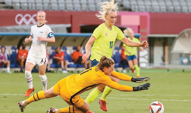 올림픽 개막을 이틀 앞둔 21일 오후 도쿄스태디엄에서 무관중으로 열린 여자축구 예선전에서 미국팀이 스웨덴 팀에 0대 3으로 패했다. 스웨덴 블락스테니우스가 미국팀 골키퍼를 제치고 슛을 하고 있다. [연합]