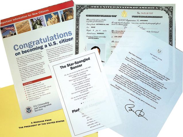 시민권 선서를 마치고 나면 시민권 증서와 국기에 대한 맹세, 대통령 서명이 찍힌 축하편지 등을 받는다.