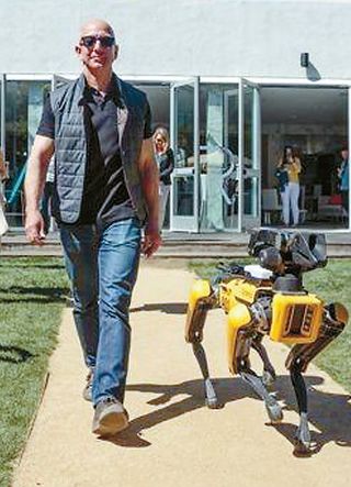애완견 로봇과 산책하는 제프 베저스 아마존 CEO.[베저스 트위터 캡처]